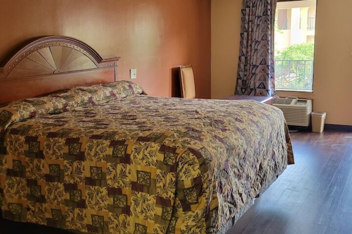 Room 18 of 32