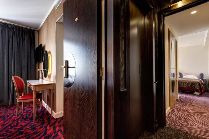 Room 6 of 42