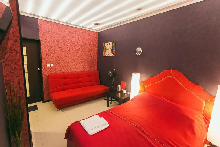 Room 4 of 16