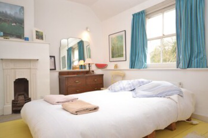 Room 6 of 32