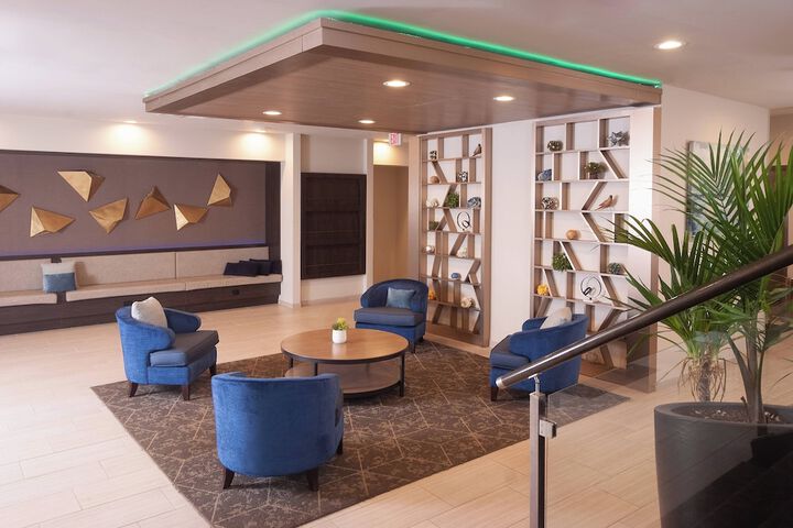 Lobby lounge