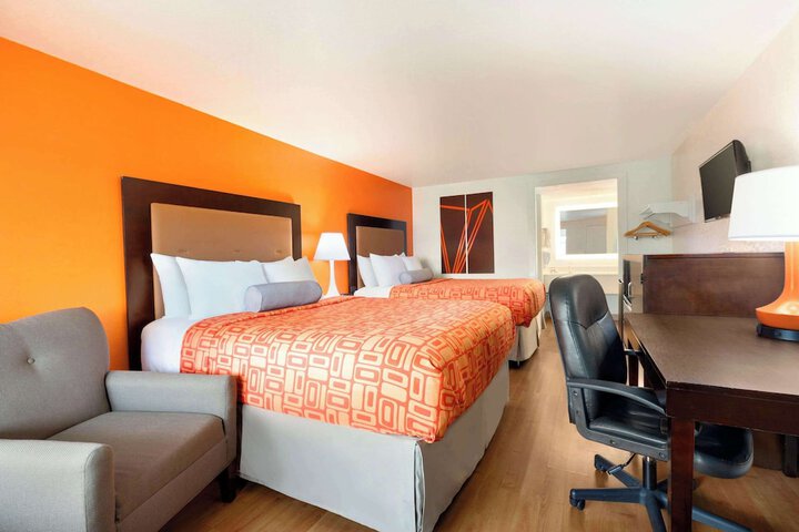 1 Queen Bed Mobility Accessible (6 of 14)