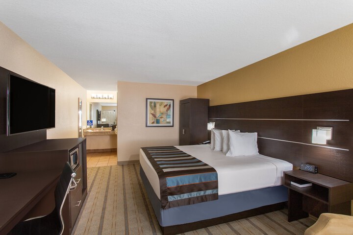 1 King Bed Mobility Hearing Impaired Accessible Room Roll in Shower (9 of 24)