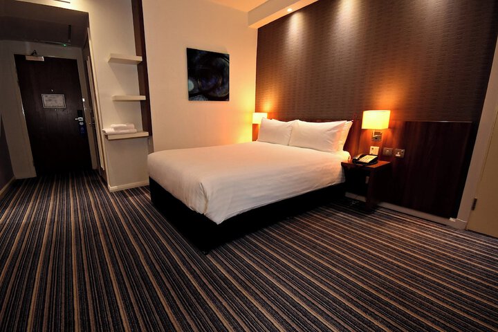 Room 32 of 67