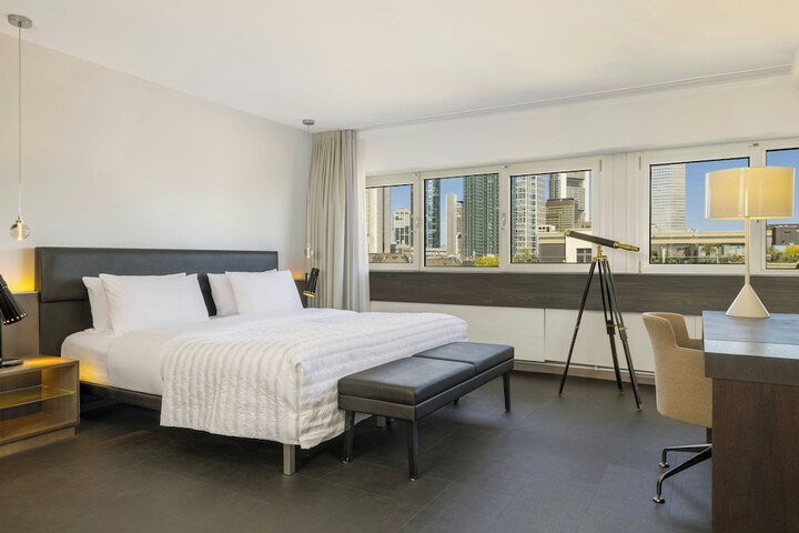 Room 25 of 108