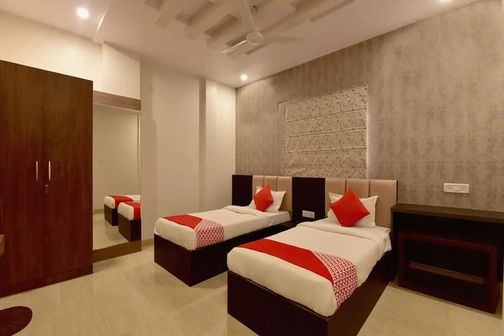 Room 4 of 16