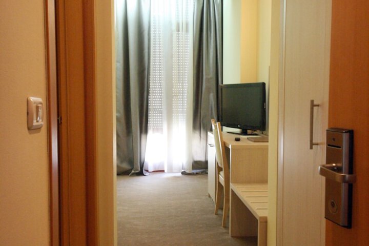 Room 15 of 34