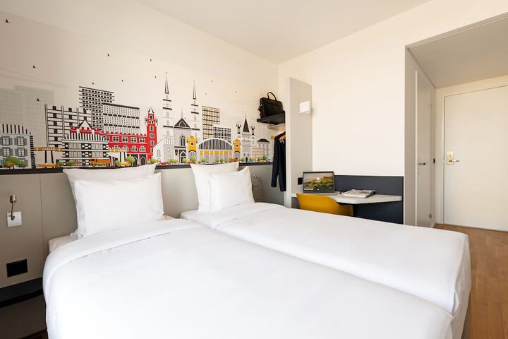 Room 6 of 24