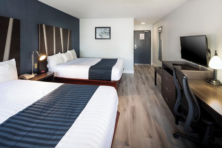2 Queen Beds (9 of 10)