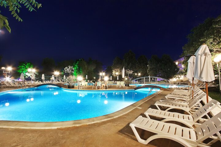 Pool 12 of 39