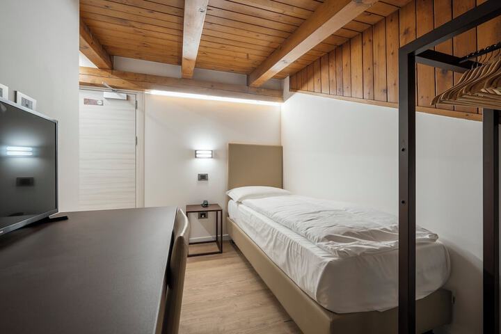 Room 12 of 38