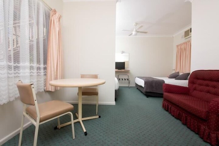 Room 6 of 10