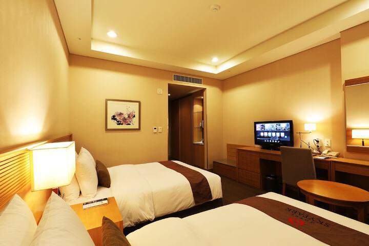 Room 11 of 32