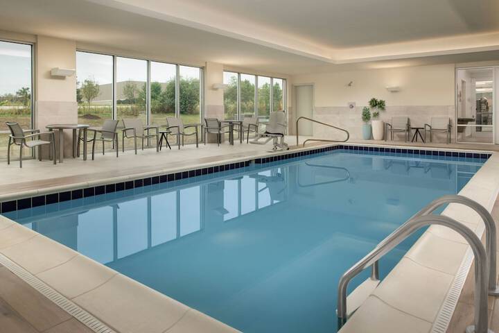 Swimming pool at TownePlace Suites by Marriott Cincinnati Mason