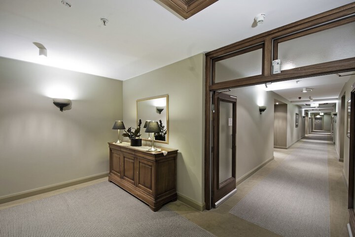 Ballroom/Hall 27 of 32
