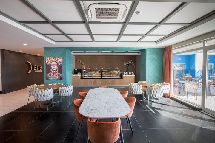 Lounge 80 of 103