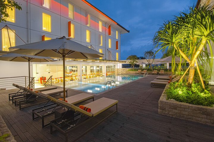 Hotel with Pool