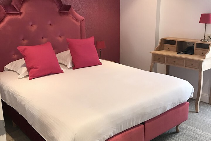 Room 4 of 108