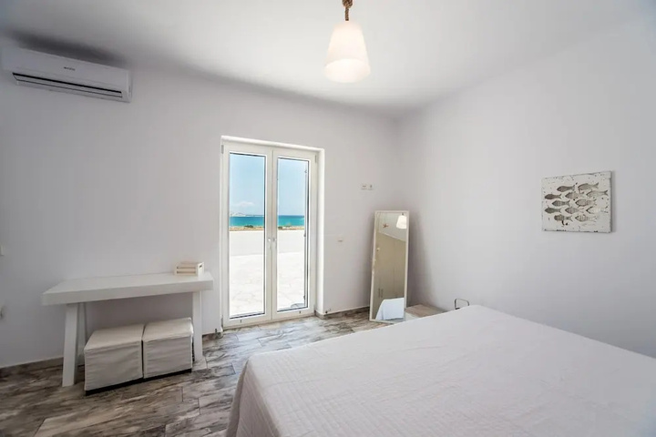 Funky holiday home with pool next to the beach by VillaRentalsgr
