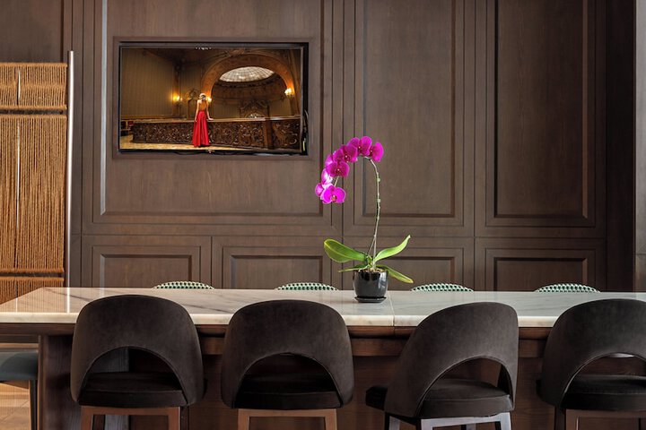 Lounge 76 of 84