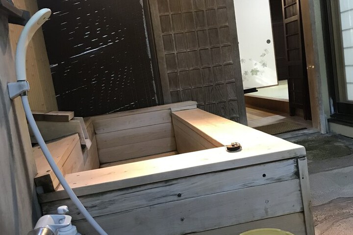 Deep soaking bathtub