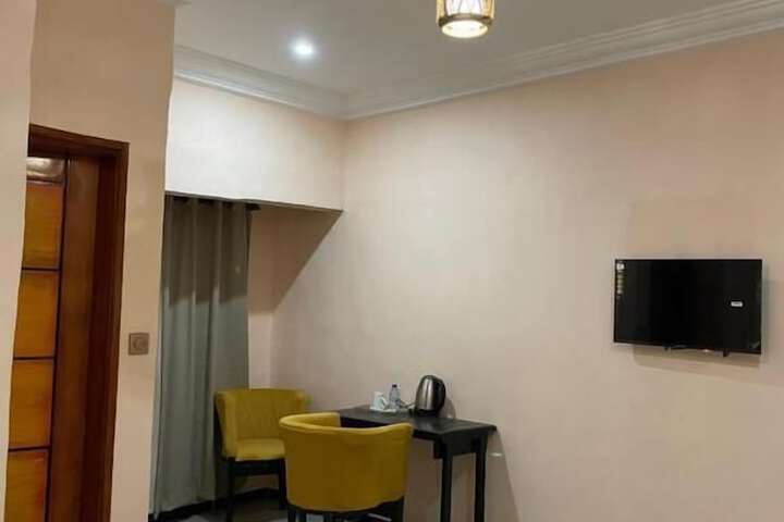 Room 6 of 12