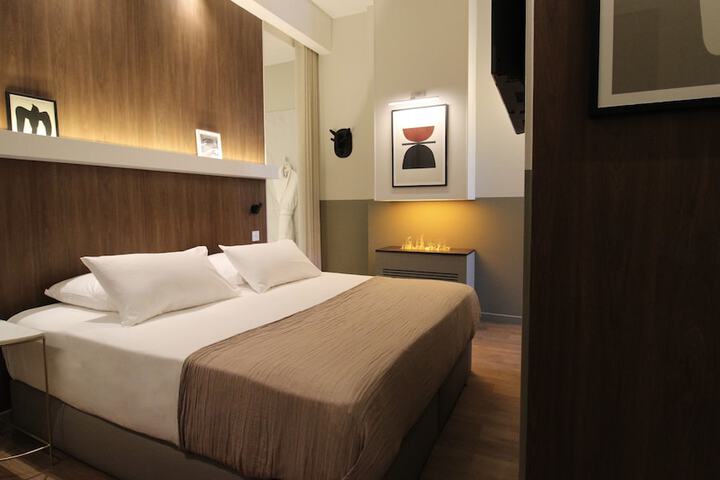 Room 111 of 780