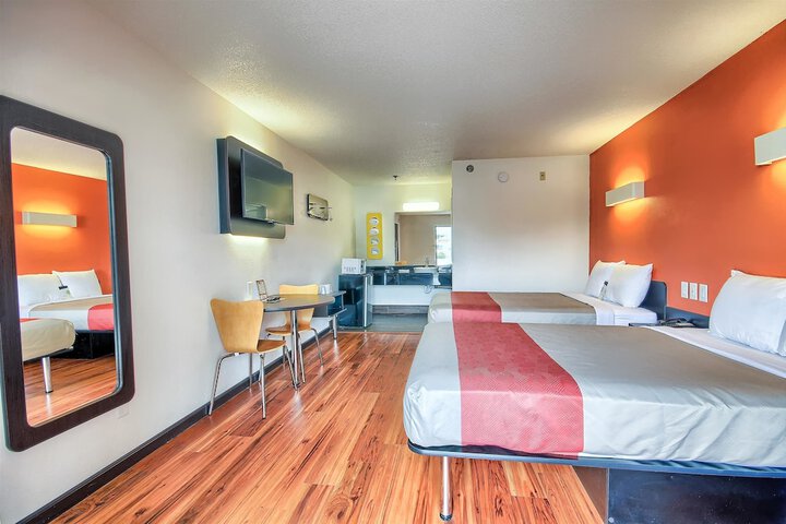 2 Double Beds (4 of 6)