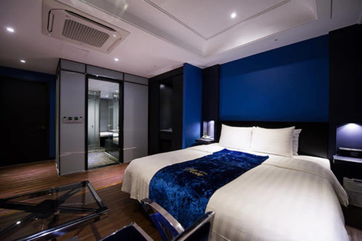 Room 13 of 69