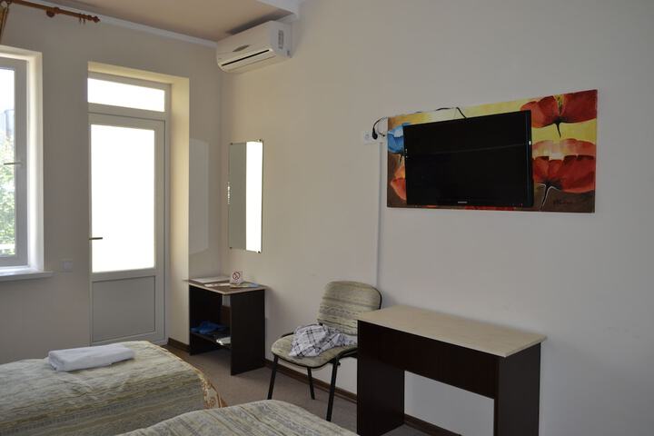 Room 8 of 33