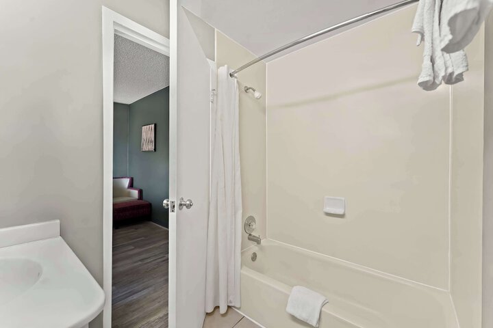 1 King Bed (5 of 9)