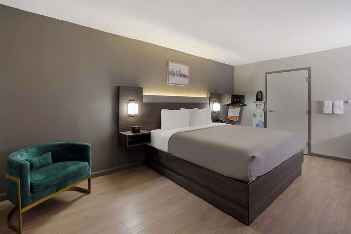 1 King Bed (14 of 17)