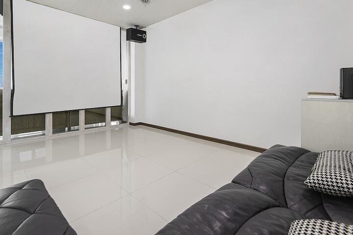 Room 30 of 99