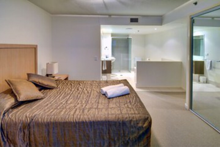 Room 6 of 8