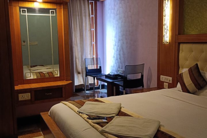 Room 2 of 16