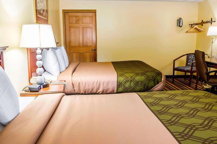 2 Queen Beds (2 of 17)