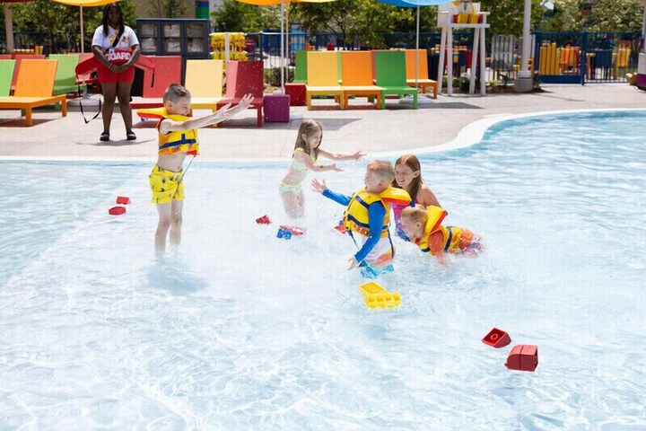 Hotel Pool