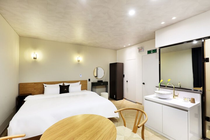 Room 4 of 61