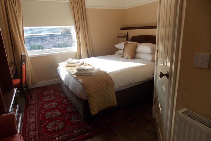 Room 7 of 37