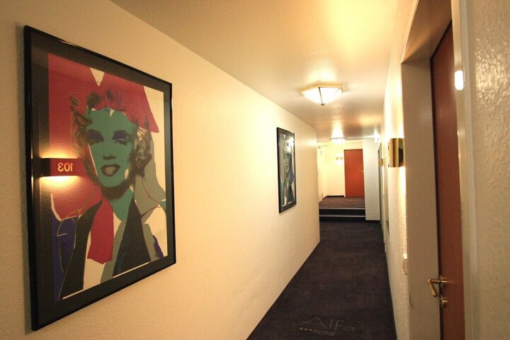 Ballroom/Hall 73 of 81