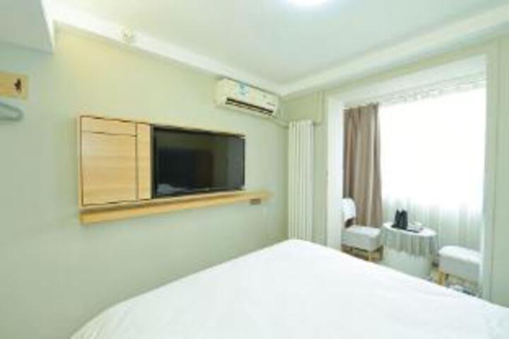 Room 4 of 6