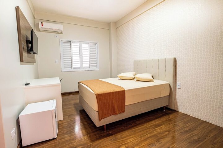 Room 4 of 9
