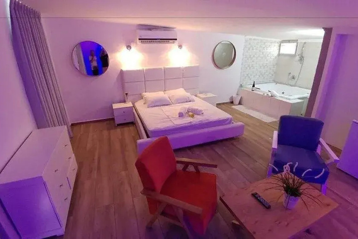 Room 4 of 8
