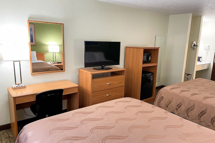 Deluxe Queen Bed (16 of 24)