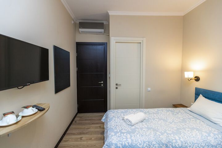 Room 8 of 106