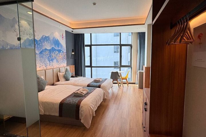 Room 6 of 10