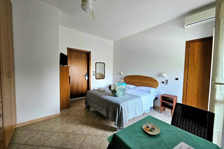 Room 12 of 65
