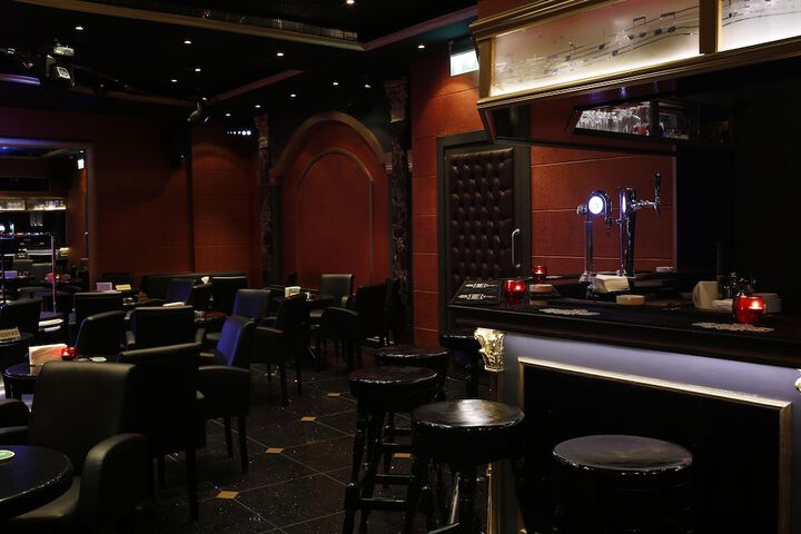 Lounge 32 of 36