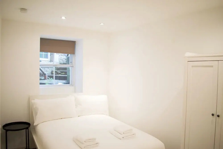 Room 5 of 12
