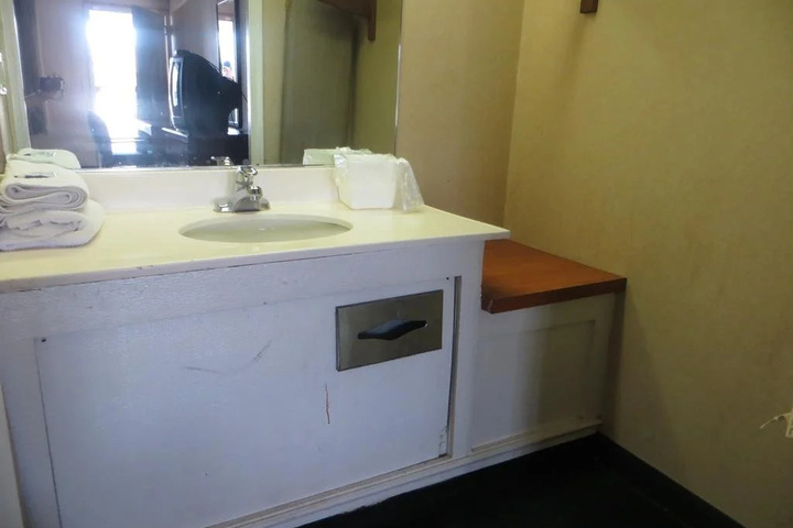 Room 8 of 11